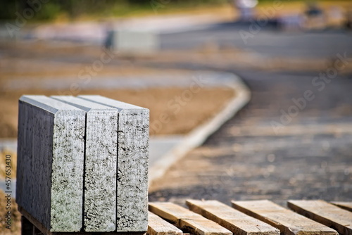 Budowa drogi. Drewniana paleta z betonowymi krawężnikami ( opornikami) .