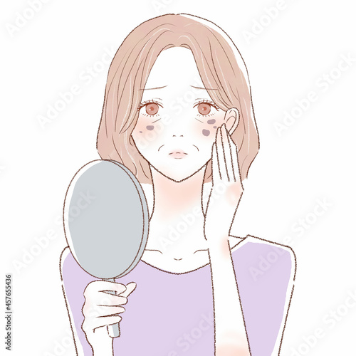 シミを気にする中年女性