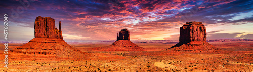 Bilde på lerret Panorama Landschaft Monument Valley in Utah bei Sonnenuntregang mit Bewölkung