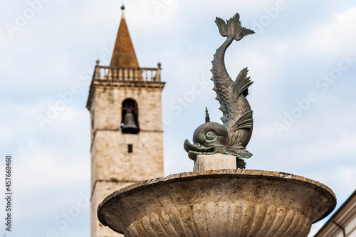 Tableau sur toile Fountain and Bell Tower in Historic Piazza Arringo, Ascoli Piceno, Italy