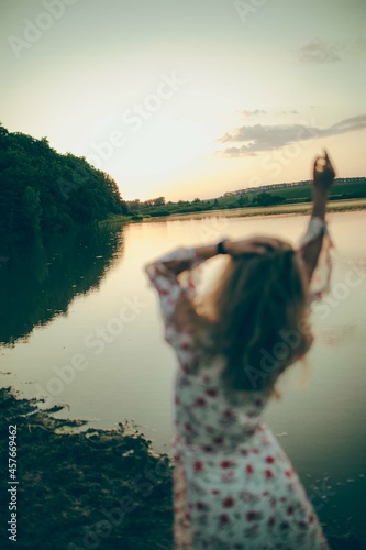 Belle fille en robe blanche au bord du lac