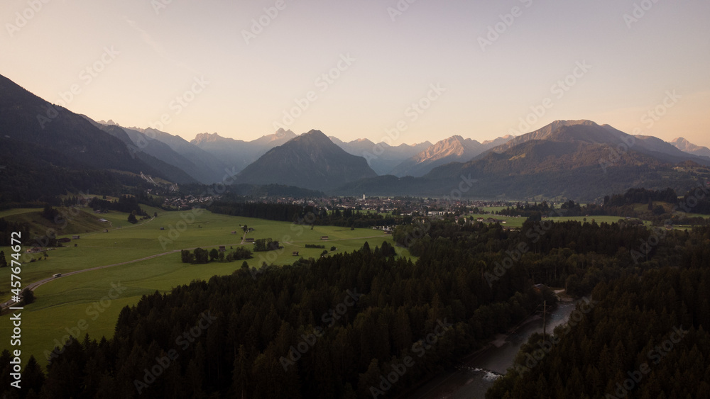 Erste Sonnenstrahlen über den Allgäuer Alpen bei Onberstdorf