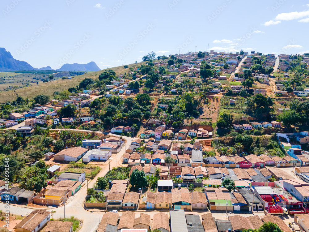 Visão aérea Itamaraju no sul da Baiha. Pequena cidade do interior do nordeste brasileiro. Monte pescoço ao fundo.