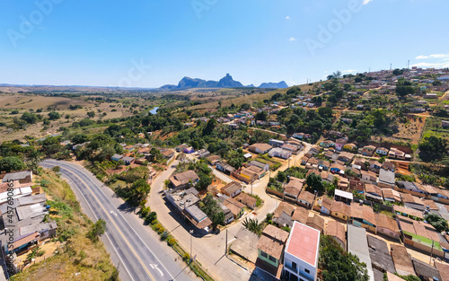 Visão aérea Itamaraju no sul da Baiha. Pequena cidade do interior do nordeste brasileiro. Monte pescoço ao fundo.