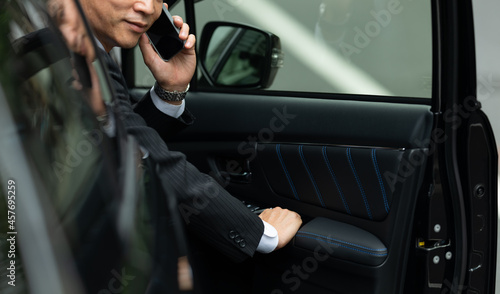 ビジネスマン・男性・車・スーツ・スマートフォン © naka