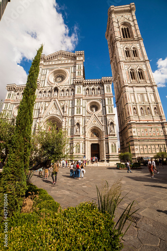 Italia, Toscana, Firenze, piazza del Duomo e Campanile di Giotto.