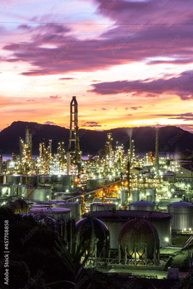 Naklejka premium refinery at night