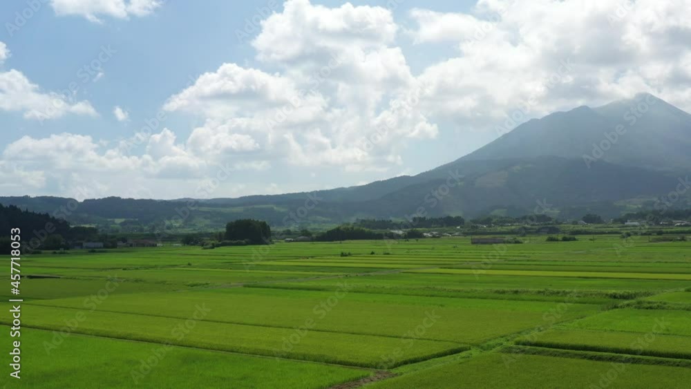 霧島連山の麓に広がる田園風景 霧島連山の麓に広がる田園風景