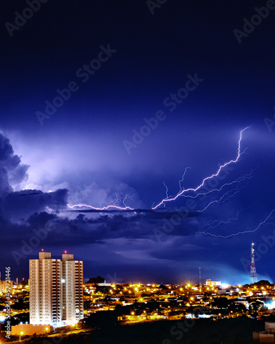 Vista noturna da cidade de S  o Carlos S  o Paulo durante a aproxima    o de nuvens carregadas de uma tempestade de raios
