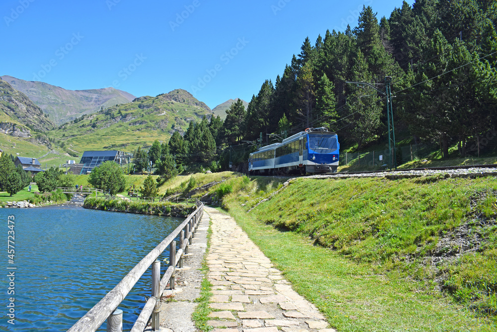 Fototapeta premium Lago Nuria en el Valle de Nuria Barcelona Cataluña España 