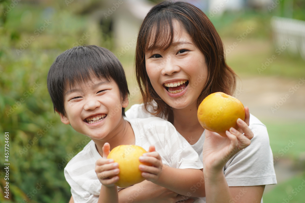 	梨を持つ親子