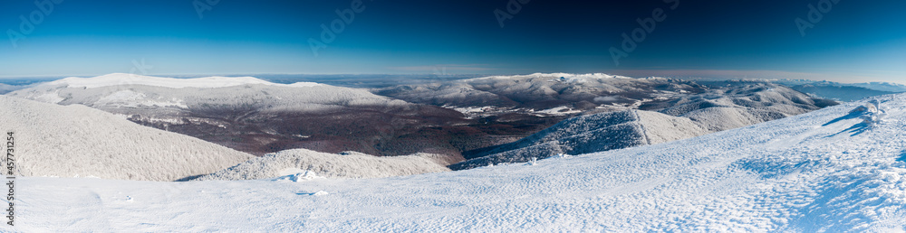Obraz premium A view from the top of Wielka Rawka to the peaks of the Bieszczady Mountains, the Bieszczady Mountains