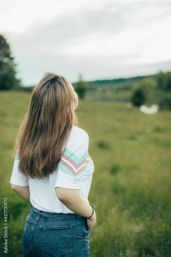 Belle fille dans un t-shirt blanc dans la nature Belle fille dans un t-shirt blanc dans la nature