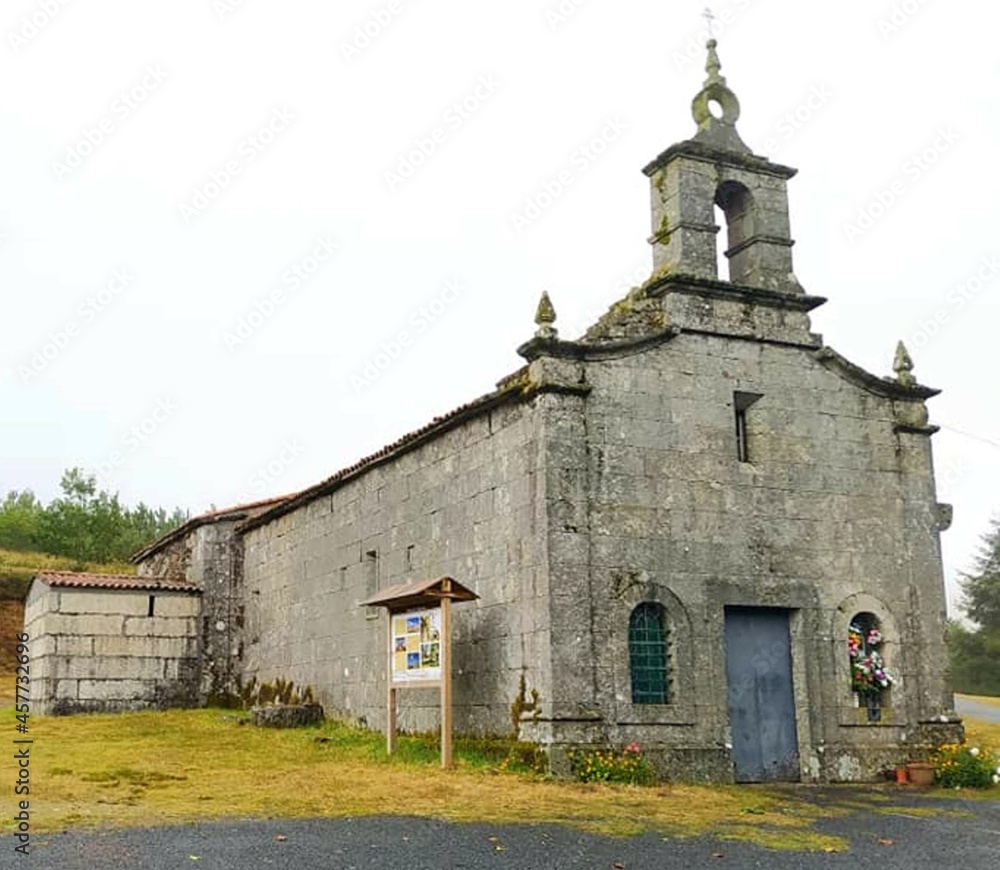 Iglesia parroquial en un pueblo de Galicia