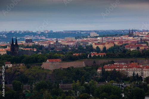 Une vue de Vysehrad    Prague. Une vue de Vysehrad avec ses fortifications et sa basilique. Derri  re se trouve le centre-ville de Prague  les   glises d  passent des toits.