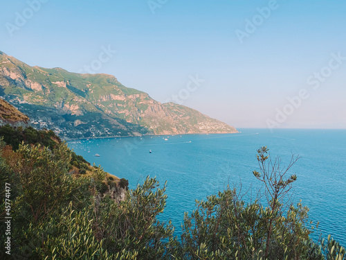 Costiera amalfitana. Vista sul mare e sulle montagne della costiera amalfitana, conca dei marini, Amalfi, Positano, Arienzo, Praiano. Spiaggia, barche e Vacanza. © Riccardo.M.Esposito