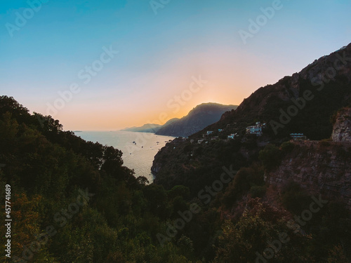 Costiera amalfitana. Vista sul mare e sulle montagne della costiera amalfitana, conca dei marini, Amalfi, Positano, Arienzo, Praiano. Spiaggia, barche e Vacanza.