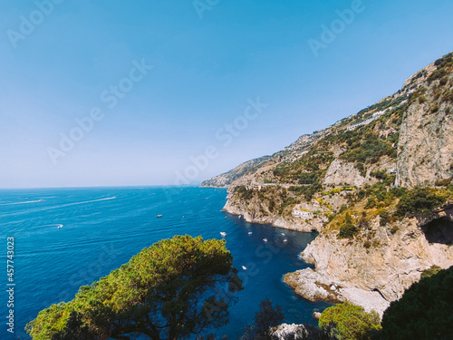 Fototapeta Naklejka Na Ścianę i Meble -  Costiera amalfitana. Vista sul mare e sulle montagne della costiera amalfitana, conca dei marini, Amalfi, Positano, Arienzo, Praiano. Spiaggia, barche e Vacanza.