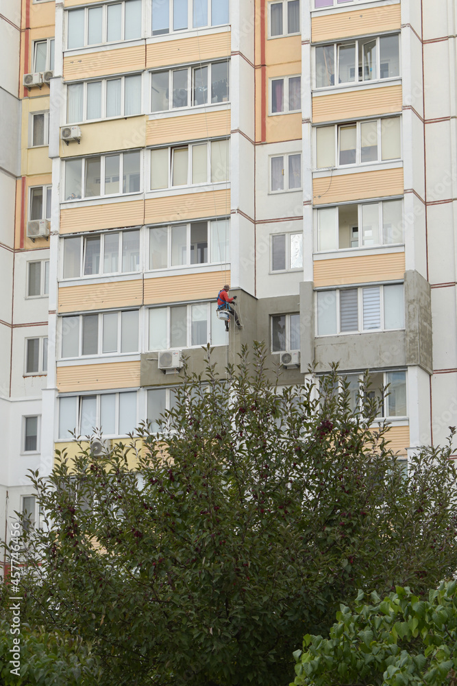 worker assembler at the height of the building