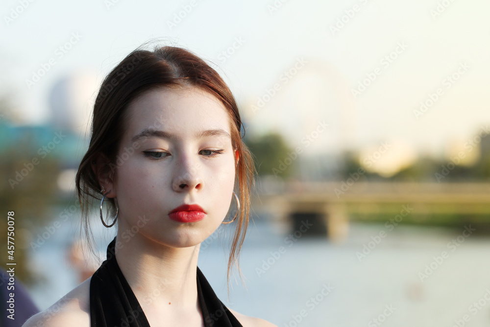 Portret pięknej kobiety na tle miasta