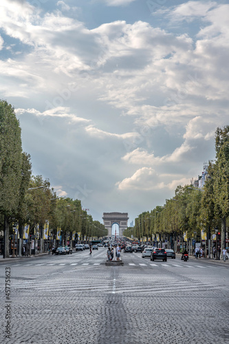 Vue sur l'avenue des champs Élysées et l'arc  de triomphe à Paris avec un ciel menaçant plein de nuages photo