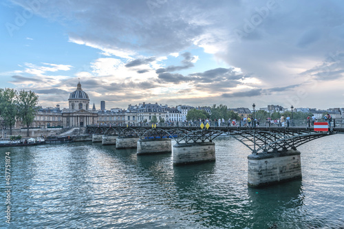 Passerelle des arts à Paris avec un ciel couvert face au Louvre