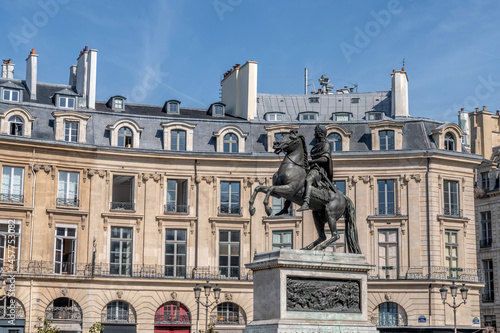 Statue du Roi Louis XIII dans Paris en France photo
