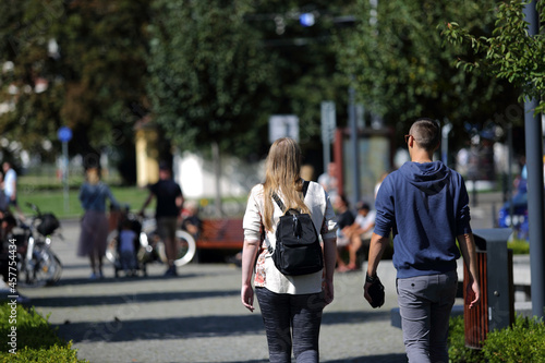 Para młodych ludzie wypoczywają, spacerują na deptaku, we Wrocławiu. photo
