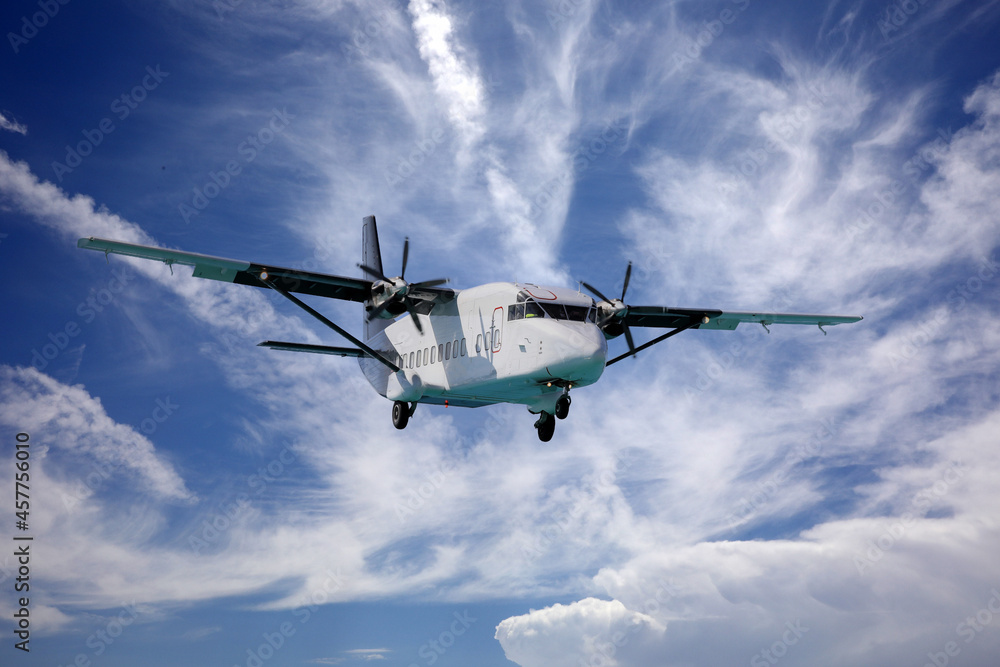 Fototapeta premium Motorflugzeug am Himmel (Propeller-Flugzeug)