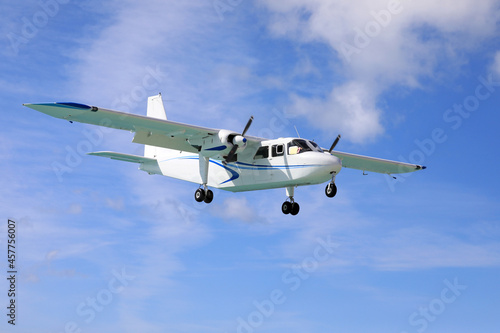 Motorflugzeug am Himmel (Propeller-Flugzeug)
