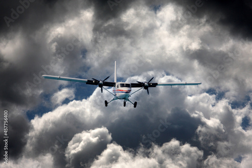 Motorflugzeug am Himmel  Propeller-Flugzeug  - Regenwolken Gewitter Turbolenzen