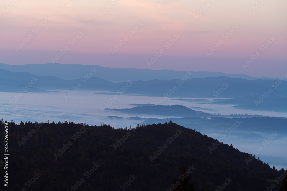 Dolina Dunajca, kotlina nowotarska, morze mgieł nad zalewem Czorsztyńskim, widok z Turbacza