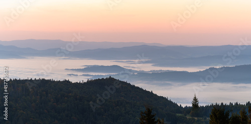 Dolina Dunajca, kotlina nowotarska, morze mgieł nad zalewem Czorsztyńskim, widok z Turbacza