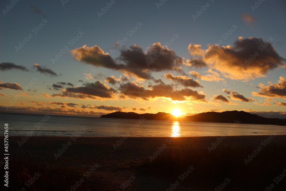 虹ヶ浜海水浴場から夕景の瀬戸内海　山口県光市の風景