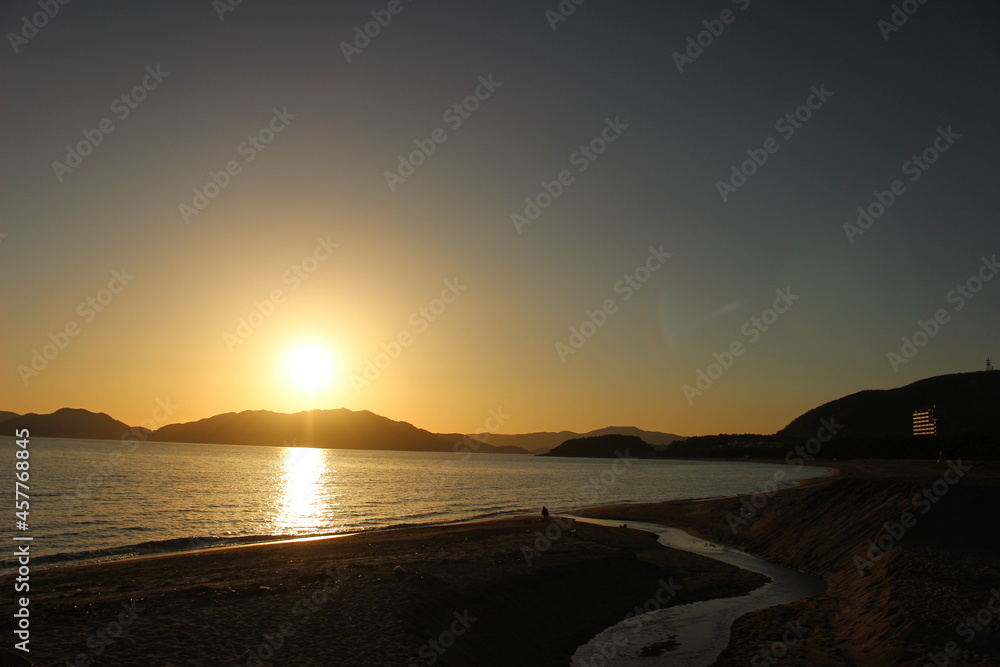 瀬戸内海の夕陽と地球の美しさ　山口県