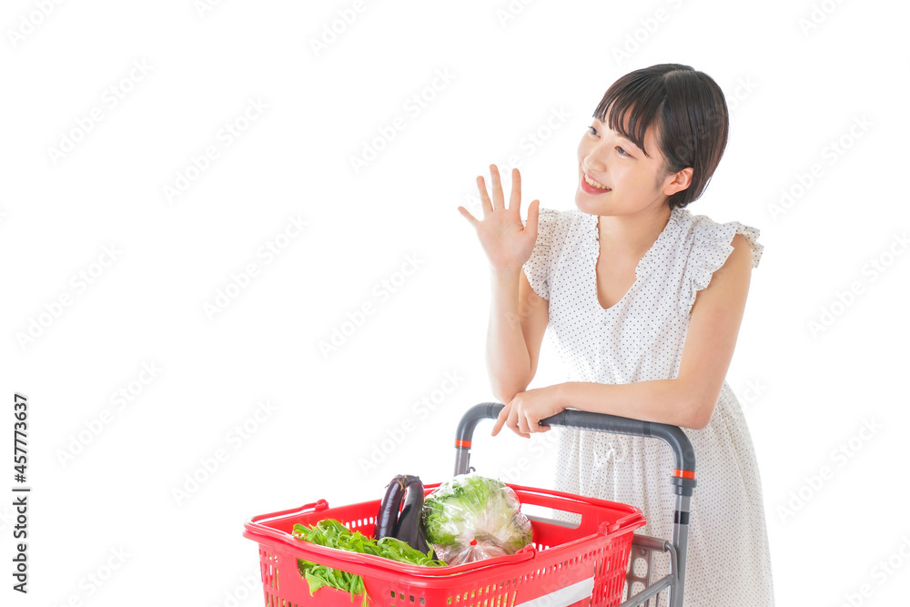 スーパー買い物をする若い女性