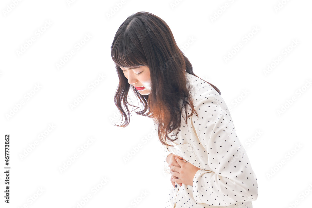 腹痛で苦しむ若い女性