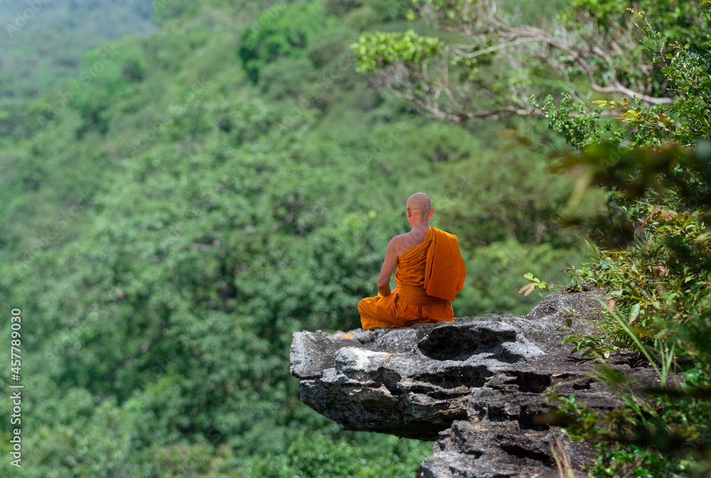 Obraz premium Buddhist monk in meditation at beautiful nature background on high mountain