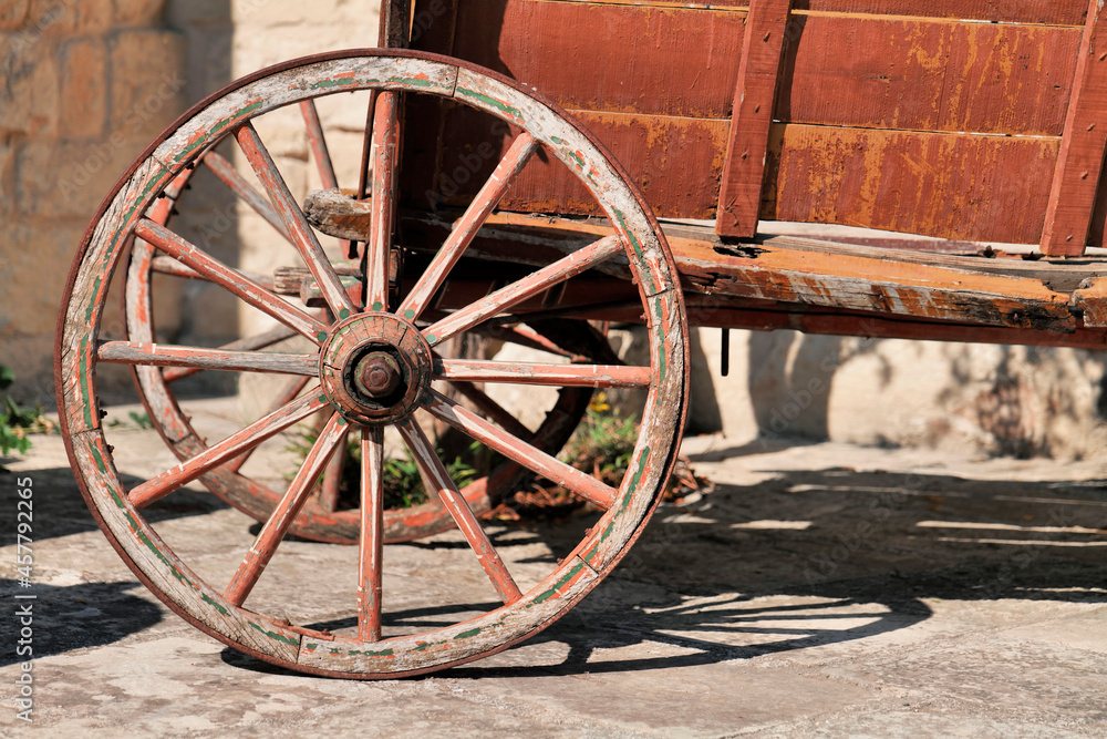 Ruota di antico carro