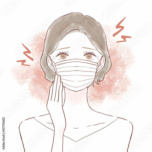 マスク着用による摩擦・炎症に悩む中年女性