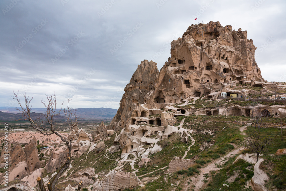 Fototapeta premium トルコ カッパドキアのウチヒサール城と下に広がる奇岩群と洞窟住居