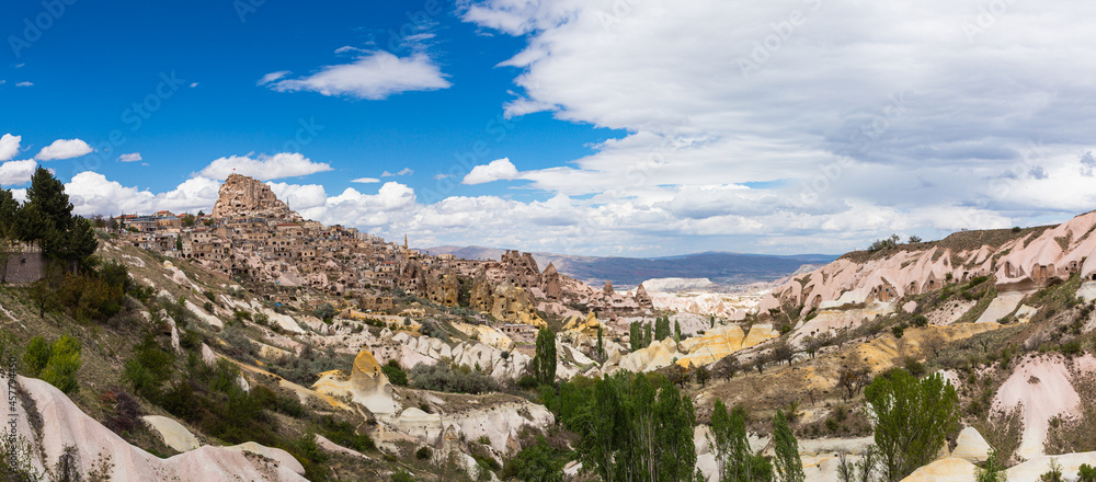 トルコ　カッパドキアのウチヒサール城と鳩の谷の奇岩群と洞窟住居
