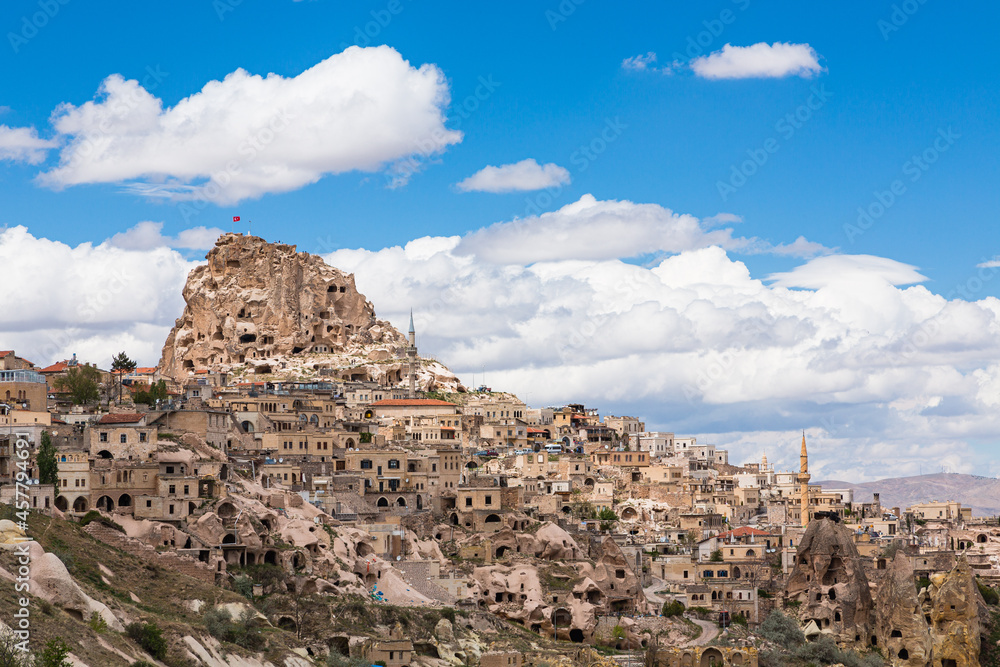 トルコ　カッパドキアの鳩の谷から見えるウチヒサール城と下に広がる奇岩群と洞窟住居