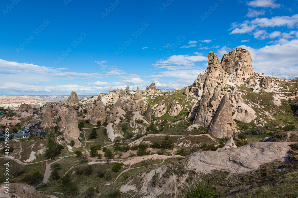 トルコ　カッパドキアのウチヒサール城と下に広がる奇岩群と洞窟住居