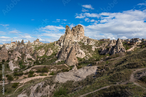 トルコ　カッパドキアのウチヒサール城と下に広がる奇岩群と洞窟住居 © pespiero