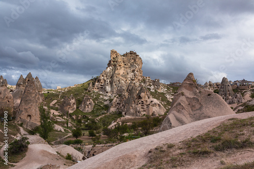 トルコ カッパドキアのウチヒサール城と下に広がる奇岩群と洞窟住居