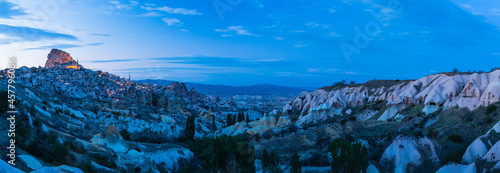 トルコ 夕暮れ時のカッパドキアのウチヒサール城と鳩の谷