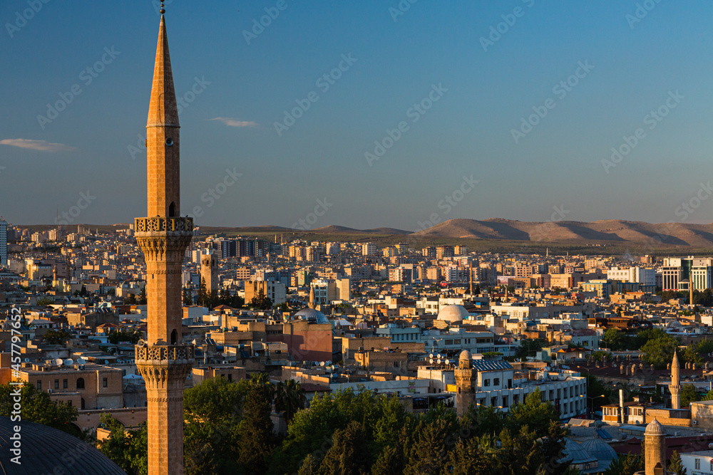 トルコ　シャンルウルファのシャンルウルファ城の丘から見える街並みとメヴリディハリルモスクのミナレット
