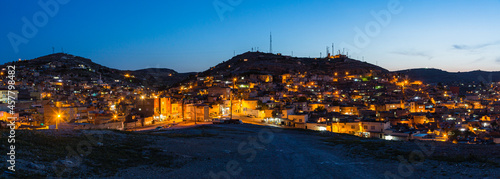 トルコ　シャンルウルファの丘から見える旧市街の夜景 © pespiero
