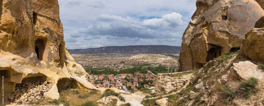 トルコ　カッパドキアの観光拠点のユルギュップの丘から見える街並みと洞窟住居